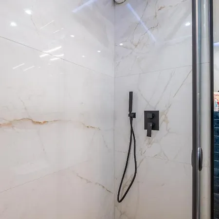 Emirates Lux And Parking Apartman